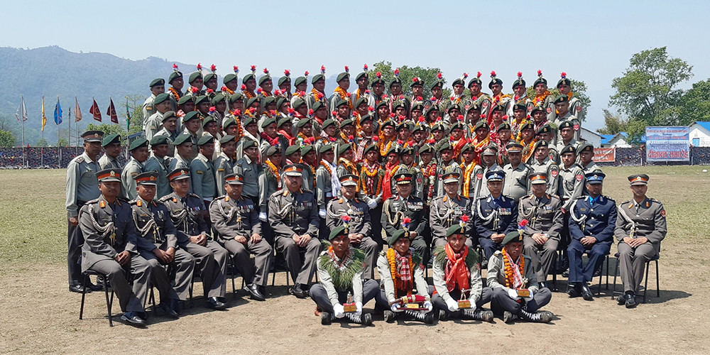 सामूहिक तस्बिरमा सशस्त्र प्रहरी अतिरिक्त महानिरीक्ष पौडेल